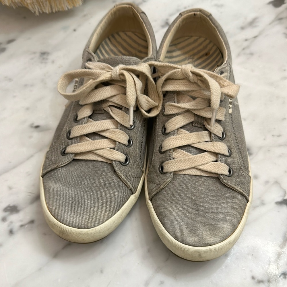 Taos gray sneaker excellent condition size 7 excellent condition worn 2/3 times